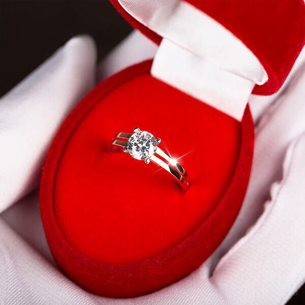 кольцо с одним фианитом кольцо с одним фианитом