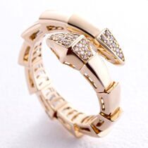 обзорное фото Объемное кольцо в желтом золоте с фианитами в форме змеи 038168  Золотые кольца с камнями