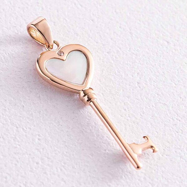 Золотой кулон ключик Сердце с перламутром и фианитом 038755 детальное изображение ювелирного изделия Золотые кулоны с фианитом Золотой кулон ключик Сердце с перламутром и фианитом 038755 детальное изображение ювелирного изделия Золотые кулоны с фианитом