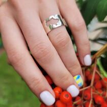 обзорное фото Широкое серебряное кольцо с картой Украины, кольцо Джоли 037261  Серебряные кольца без вставок