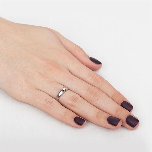 Золотое кольцо с бриллиантом в белом золоте