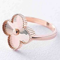 Кольцо с алмазной гравировкой Клевер в красном золоте 039164