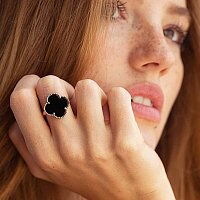 Кольцо женское Клевер с ониксом в красном золоте 039246