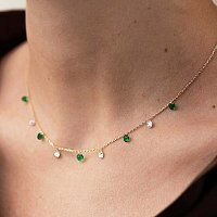 Нежное колье из желтого золота с белыми и зелеными фианитами 039267