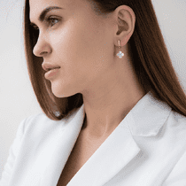 обзорное фото Серьги подвески из красного золота Клевер с перламутром 035336 Золотые серьги обзорное фото Серьги подвески из красного золота Клевер с перламутром 035336  Золотые серьги