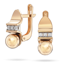 обзорное фото Золотые серьги украшены шариком и фианитами в ряд в белых крапанах и плавных изгибах 040593  Золотые серьги с фианитом