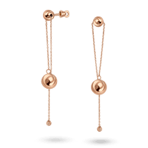 обзорное фото Серьги-пусеты в красном золоте с шариками разных размеров на цепочке 041293 Золотые серьги без вставок обзорное фото Серьги-пусеты в красном золоте с шариками разных размеров на цепочке 041293  Золотые серьги без вставок