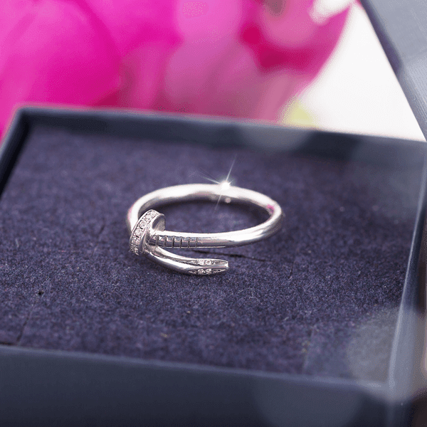 Серебряное кольцо в стиле Cartierс фианитами 024679 Серебряное кольцо в стиле Cartierс фианитами 024679