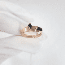 обзорное фото Золотое кольцо Мери с чёрными фианитами багетовой огранки 038941  Золотые кольца с фианитом