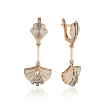 обзорное фото Золотые серьги подвески с белой эмалью и фианитами 028955 Золотые серьги с эмалью обзорное фото Золотые серьги подвески с белой эмалью и фианитами 028955  Золотые серьги с эмалью