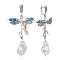 обзорное фото Серебряные серьги с эмалью, фианитами и барочным жемчугом 034147 Серебряные серьги обзорное фото Серебряные серьги с эмалью, фианитами и барочным жемчугом 034147  Серебряные серьги