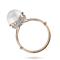 обзорное фото Кольцо в комбинированном золоте «AURORA LIGHT» с жемчужиной и дорожкой бриллиантов 041174  Золотые кольца с жемчугом