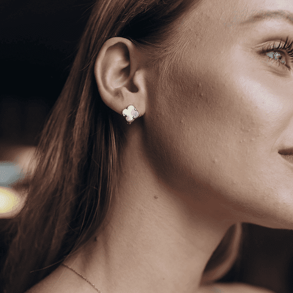 золотые серьги с клевером (перламутр) фото на модели золотые серьги с клевером (перламутр) фото на модели