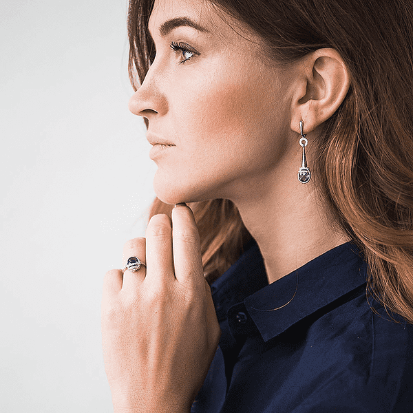 золотое кольцо с лондонтопазом на руке золотое кольцо с лондонтопазом на руке