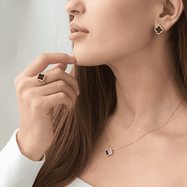 золотое кольцо клевер в стиле ван клиф фото на модели золотое кольцо клевер в стиле ван клиф фото на модели