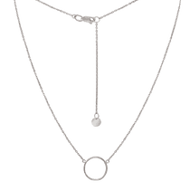 обзорное фото Лаконичное колье в белом золоте с акцентом на геометрическом круглом элементе в центре 040475  Золотое колье без камней