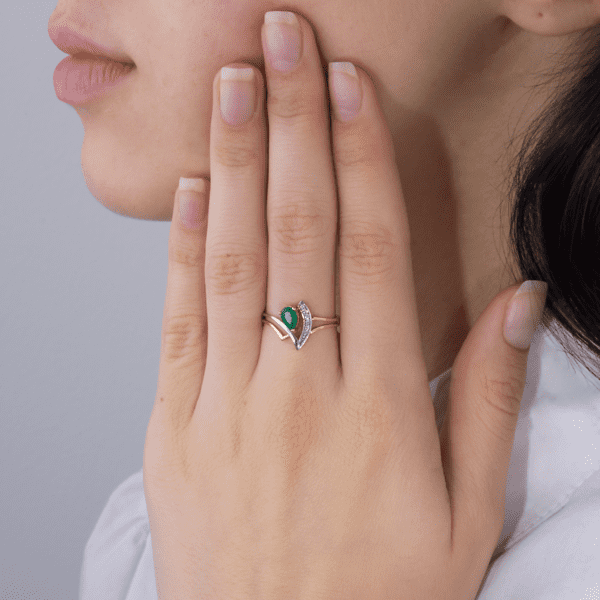 Кольцо с изумрудом и бриллиантами. Фото. Кольцо с изумрудом и бриллиантами. Фото.