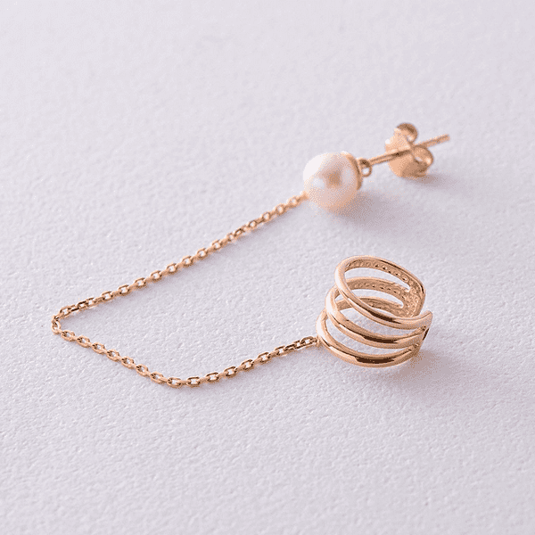 Элегантная моносерьга-каффа в желтом золоте с натуральной жемчужиной и цепочкой Элегантная моносерьга-каффа в желтом золоте с натуральной жемчужиной и цепочкой