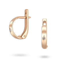 обзорное фото Золотые полукруглые серьги с одним небольшим фианитом по середине на английской застежке 040674  Золотые серьги с фианитом