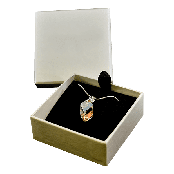 Колье с кулоном. Фото