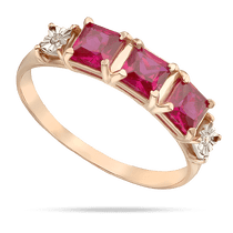 обзорное фото Золотое кольцо с тремя рубинами огранки Принцесса и цветочными элементами с фианитами 040477  Золотые кольца с рубином