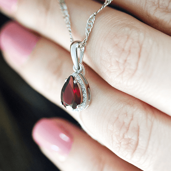Кулон из белого золота с красным гранатом Кулон из белого золота с красным гранатом