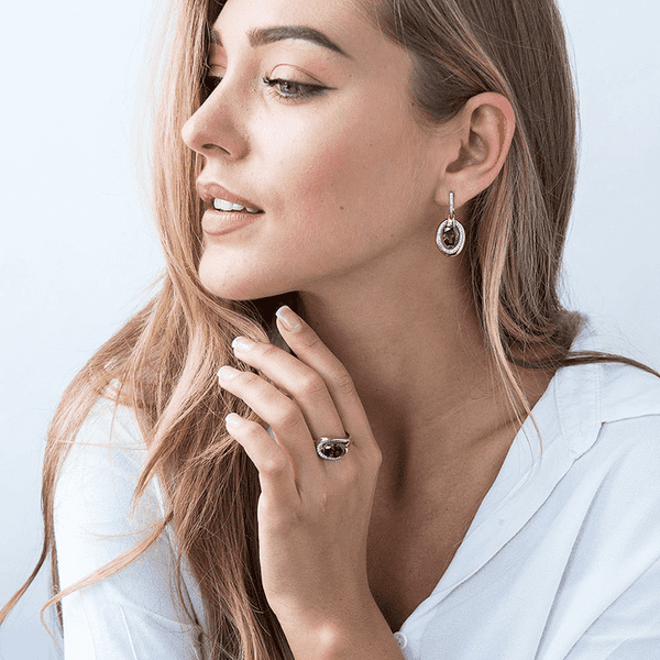 Сережки подвески с раухтопазом в красном золоте фото на моделе Сережки подвески с раухтопазом в красном золоте фото на моделе