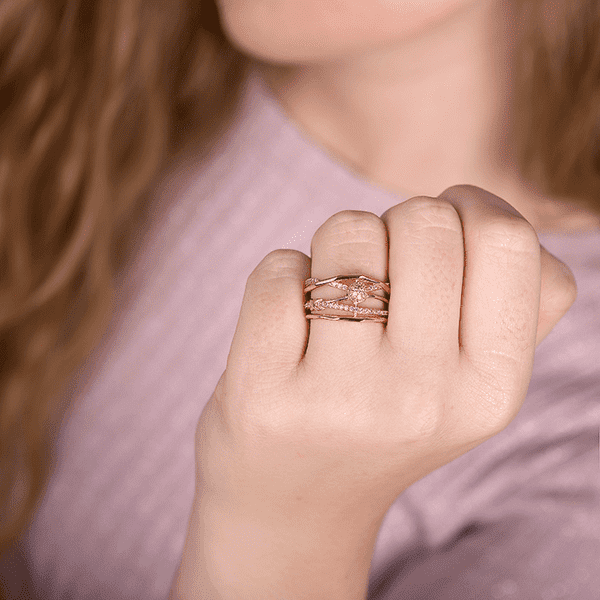 широкое золотое кольцо с камнями широкое золотое кольцо с камнями