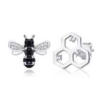 обзорное фото Серебряные ассиметричные серьги Пчела и Соты 031140 Серебряные серьги с камнями обзорное фото Серебряные ассиметричные серьги Пчела и Соты 031140  Серебряные серьги с камнями