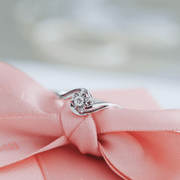 Кольцо с бриллиантом. Фото