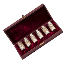 обзорное фото Набор серебряный стопок с гравировкой Животные 031469 Наборы столового серебра обзорное фото Набор серебряный стопок с гравировкой Животные 031469  Наборы столового серебра