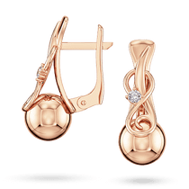 обзорное фото Ажурные серьги в красном золоте с шариком и сияющим фианитом 041548 Золотые серьги с фианитом обзорное фото Ажурные серьги в красном золоте с шариком и сияющим фианитом 041548  Золотые серьги с фианитом