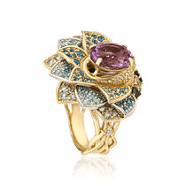 обзорное фото Золотое кольцо Цветок с аметистом и фианитами 034497 Эксклюзивные кольца из золота обзорное фото Золотое кольцо Цветок с аметистом и фианитами 034497  Эксклюзивные кольца из золота