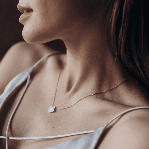 золотая цепочка с подвеской Клевер с перламутром золотая цепочка с подвеской Клевер с перламутром