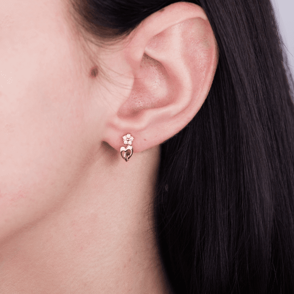 детские серьги на ухе  детские серьги на ухе