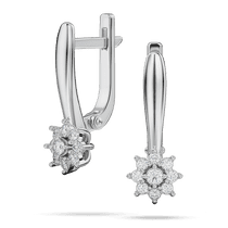 обзорное фото Изящные серьги в белом золоте украшены композицией бриллиантов в форме цветка 040459  Золотые серьги с бриллиантами