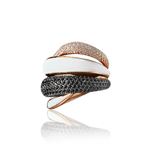 обзорное фото Массивное кольцо из красного золота с нанокристаллами фианитами и эмалью 030854 Эксклюзивные кольца из золота обзорное фото Массивное кольцо из красного золота с нанокристаллами фианитами и эмалью 030854  Эксклюзивные кольца из золота