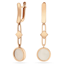 обзорное фото Серьги из красного золота с подвеской перламутр на английской застежке 039117 Золотые серьги с перламутром обзорное фото Серьги из красного золота с подвеской перламутр на английской застежке 039117  Золотые серьги с перламутром