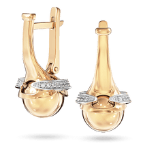 обзорное фото Золотые серьги с плавными линиями, украшенными фианитами в белом золоте, окутывающие шарик 040680  Золотые серьги с фианитом