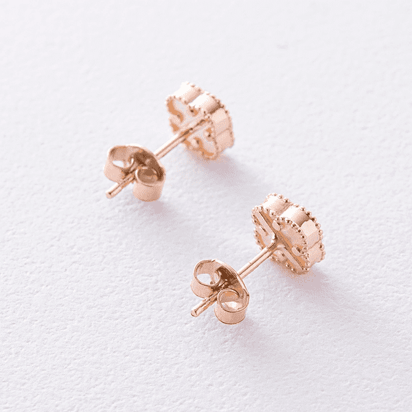 Серьги-пусеты маленькие Клевер с перламутром в желтом золоте 0,7 см Серьги-пусеты маленькие Клевер с перламутром в желтом золоте 0,7 см