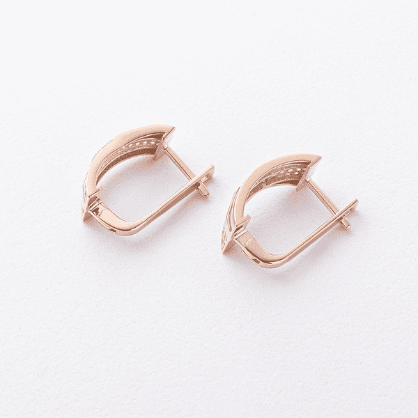 Золотые серьги с плавными линиями и россыпью фианитов на английской застежке Золотые серьги с плавными линиями и россыпью фианитов на английской застежке