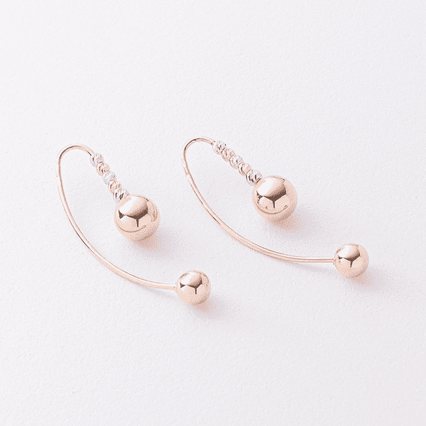 Золоті сережки-протяжки з кульками різного розміру гладкими та з алмазним гравіюванням 041003 детальне зображення ювелірного виробу Золоті сережки-протяжки з кульками різного розміру гладкими та з алмазним гравіюванням 041003 детальне зображення ювелірного виробу