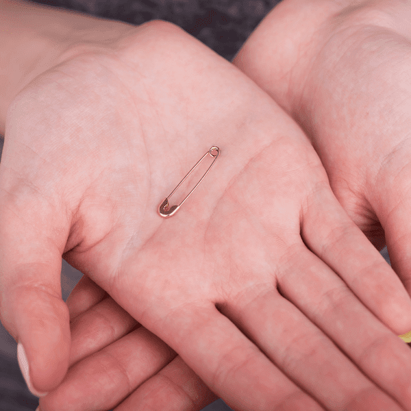 золотая булавка в живую золотая булавка в живую