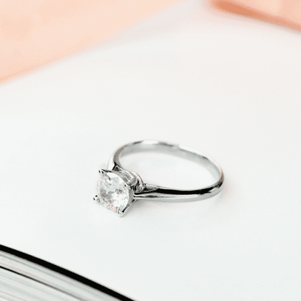 Кольцо с бриллиантом. Фото