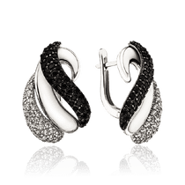 обзорное фото Серьги из серебра 925 пробы с фианитами и белой эмалью 034194 Серебряные серьги обзорное фото Серьги из серебра 925 пробы с фианитами и белой эмалью 034194  Серебряные серьги