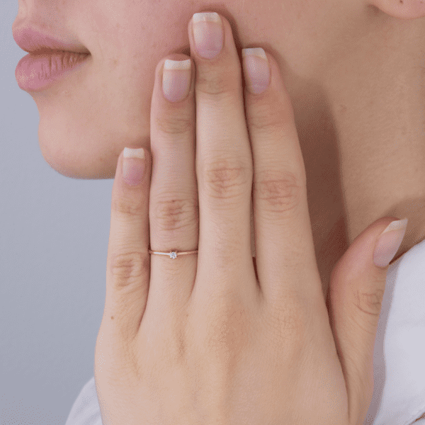 Помолвочное кольцо с бриллиантом. Фото на пальце. Помолвочное кольцо с бриллиантом. Фото на пальце.