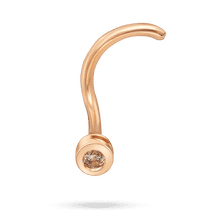 обзорное фото Пирсинг в нос с белым фианитом в красном золоте 585 пробы 039899 Золотая серьга в нос обзорное фото Пирсинг в нос с белым фианитом в красном золоте 585 пробы 039899  Золотая серьга в нос