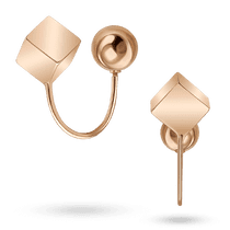 обзорное фото Лаконичные золотые серьги-пусеты с кубом и округлым сияющим шариком 040821  Золотые серьги без вставок