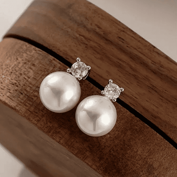 Элегантные серебряные серьги-пусеты с жемчугом и фианитами 041141 детальное изображение ювелирного изделия Серебряные изделия Элегантные серебряные серьги-пусеты с жемчугом и фианитами 041141 детальное изображение ювелирного изделия Серебряные изделия