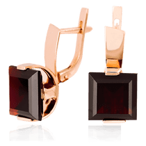 обзорное фото Золотые серьги с пиропом 023560 Золотые серьги с пиропом обзорное фото Золотые серьги с пиропом 023560  Золотые серьги с пиропом